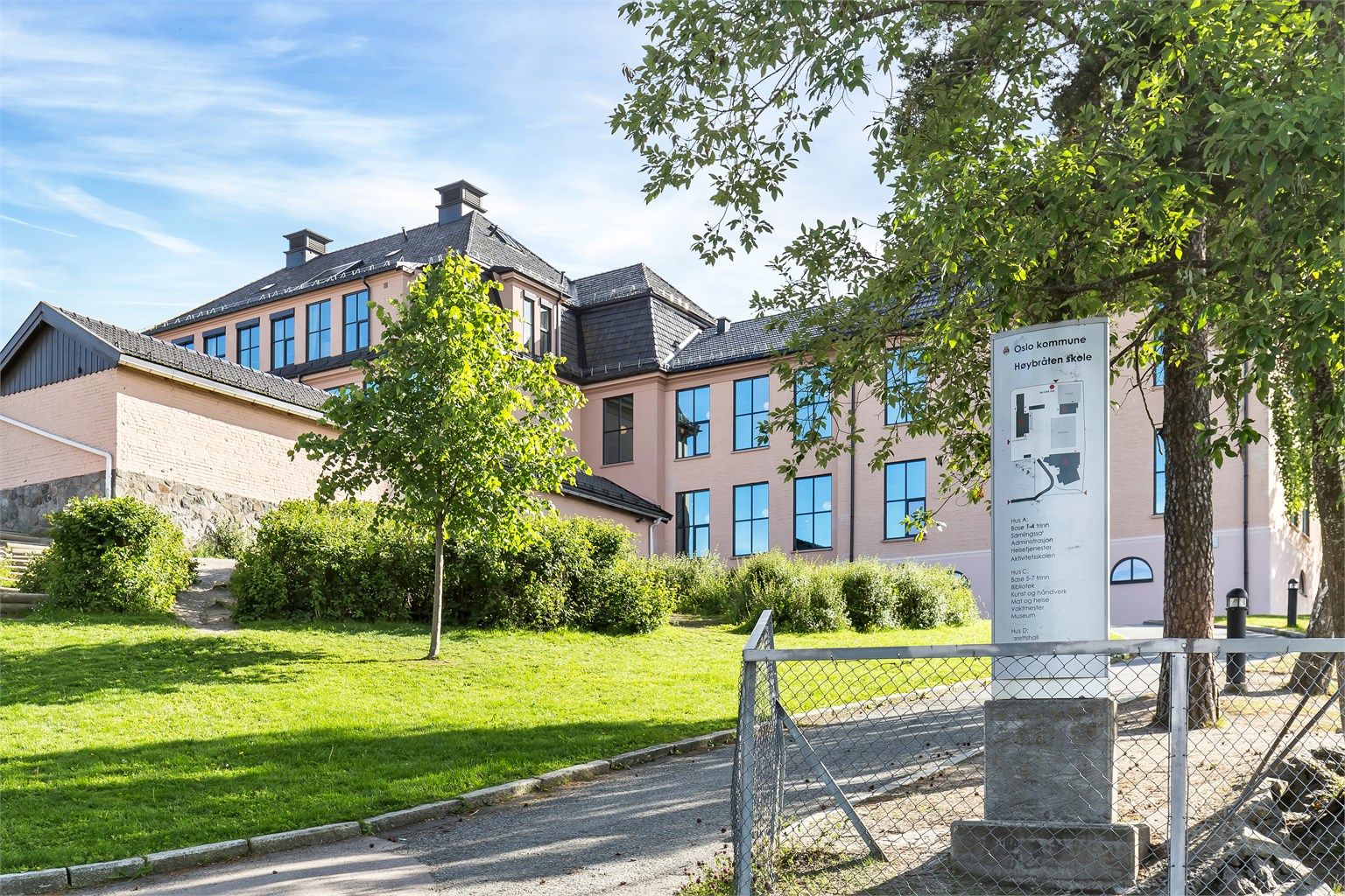 Høybråten skole for 1.–7. trinn ligger i nærområdet.