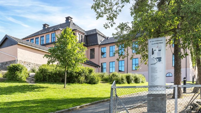Høybråten skole for 1.–7. trinn ligger i nærområdet.