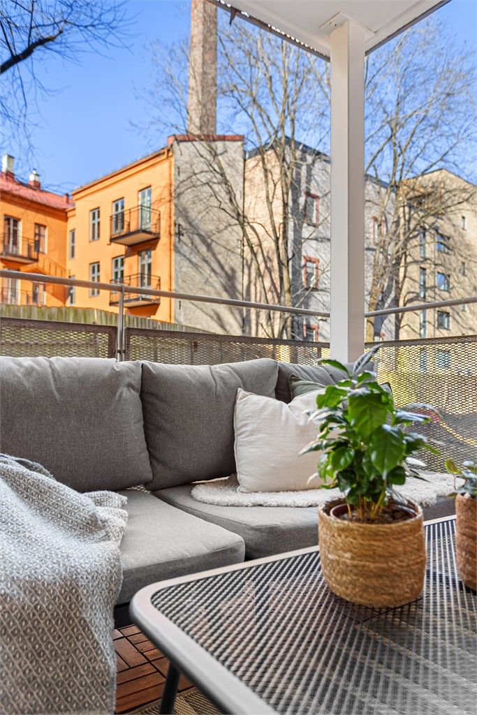 Fra balkongen har du utsyn mot den trivelige bakgården og de omkringliggende bygårdene. 