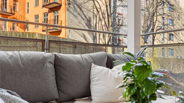 Fra balkongen har du utsyn mot den trivelige bakgården og de omkringliggende bygårdene.