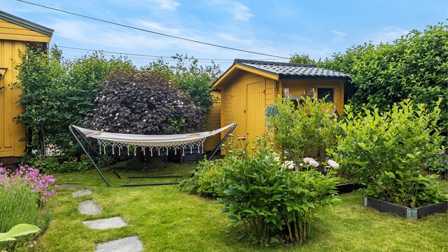 Hagen er privat og lettstelt og det er oppført en liten utebod