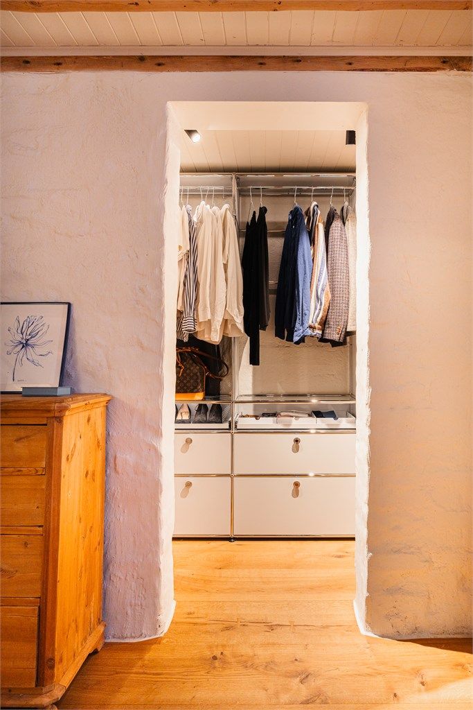 Et praktisk walk-in closet gir rikelig med oppbevaringsplass.