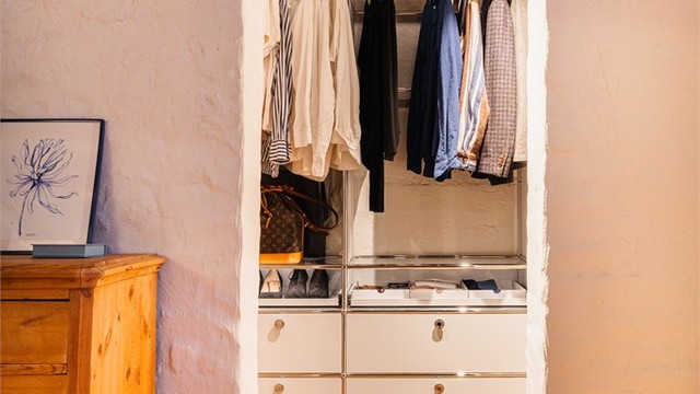 Et praktisk walk-in closet gir rikelig med oppbevaringsplass.