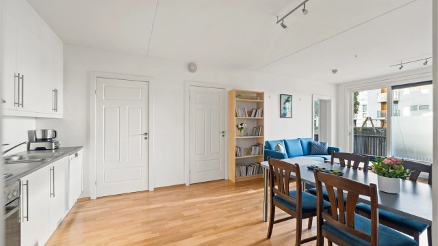 Velkommen til Idretten 7.
Stuedelen er lys med to lysspotter i himling, og rommet har plass til spisebord og sittegruppe.