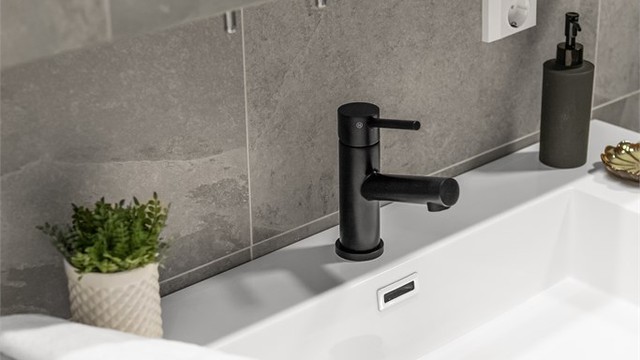 Badet er tidløst og delikat innredet
