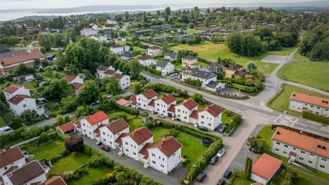 Flere matbutikker, inkludert Rema 1000, ligger i kort gangavstand fra eiendommen.