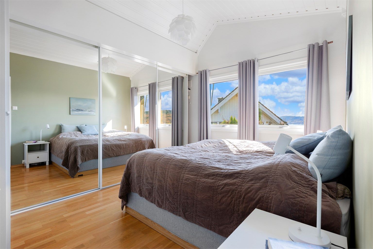 Hovedsoverommet har en romslig skyvedørsgarderobe med speilfronter.