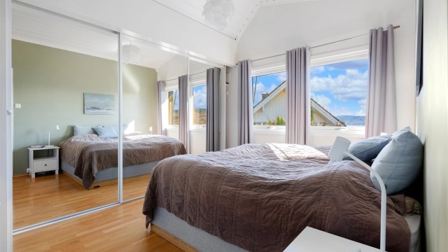 Hovedsoverommet har en romslig skyvedørsgarderobe med speilfronter.