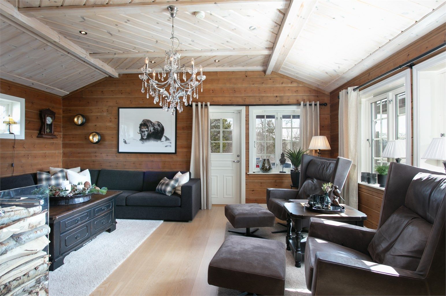 Hytta har en gjennomgående høy standard med blant annet vannbåren gulvvarme fra eget borehull for bergvarme.
Foto: Mørefoto v/Jarle Osen