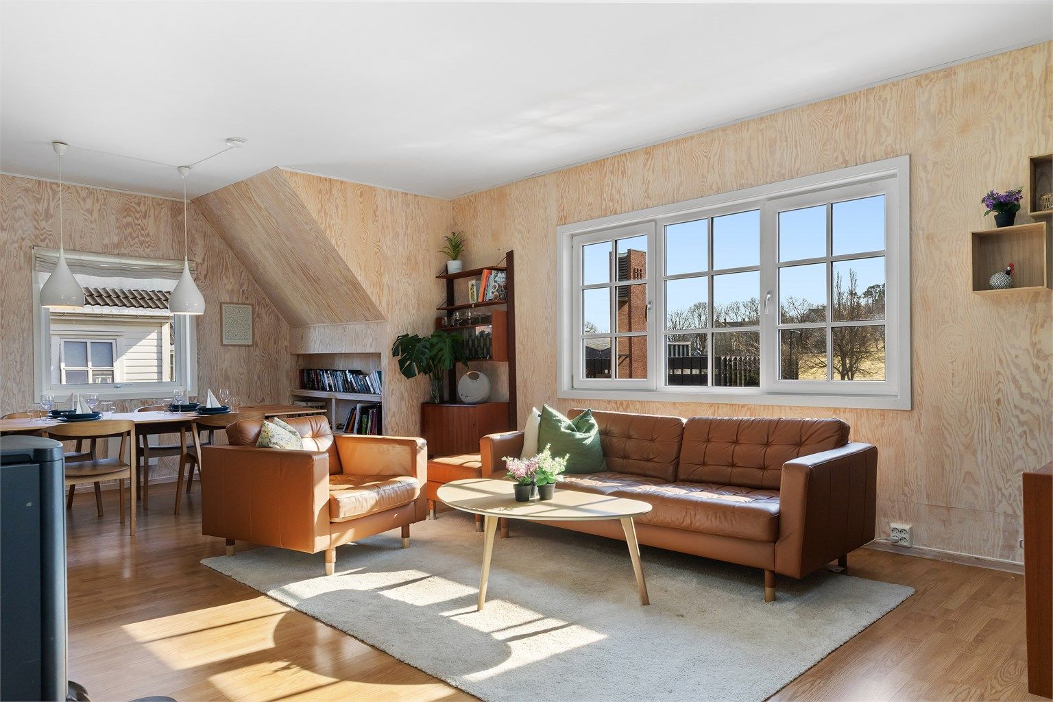 Stue med store vindusflater som slipper inn rikelig med naturlig lys.