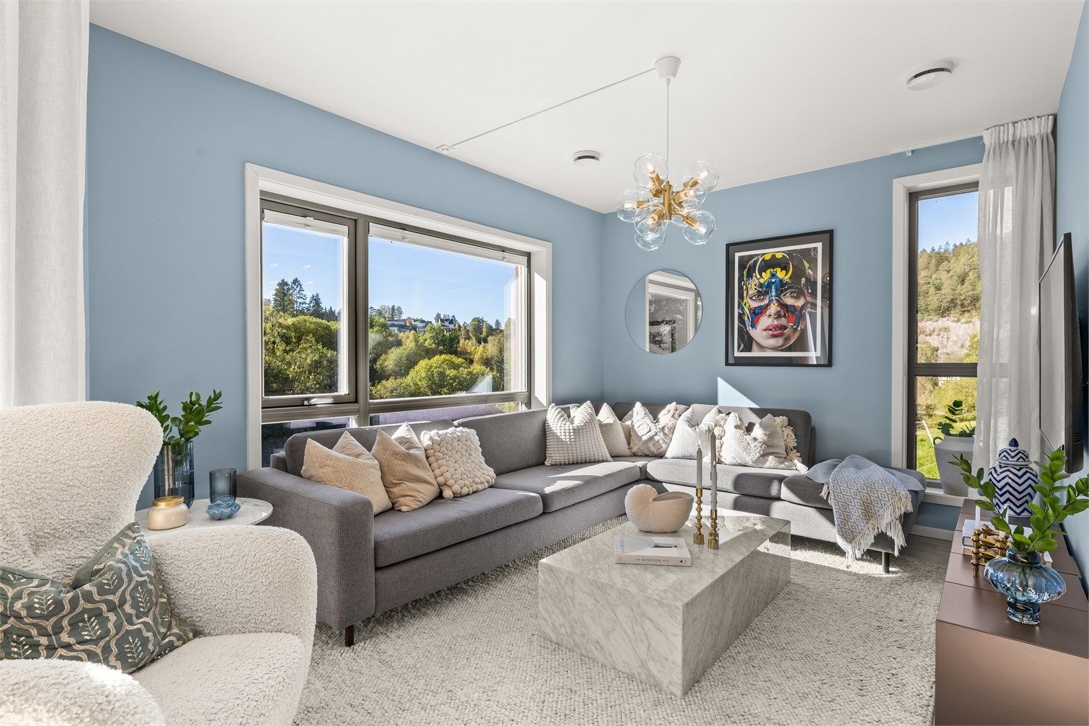 I stuen er det god plass til sofagruppe med tilhørende møblement.