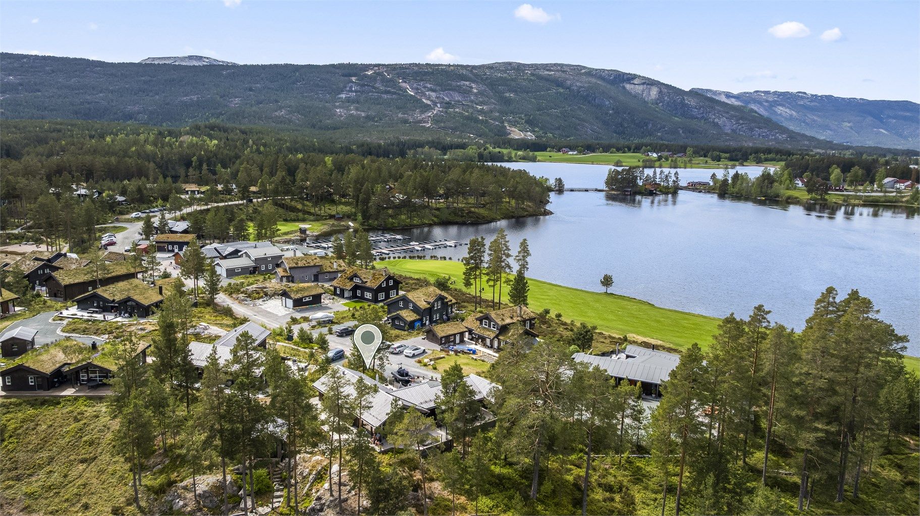 Det er en hyggelig spasertur inn til Vrådal sentrum med dagligvarebutikk og kafé.