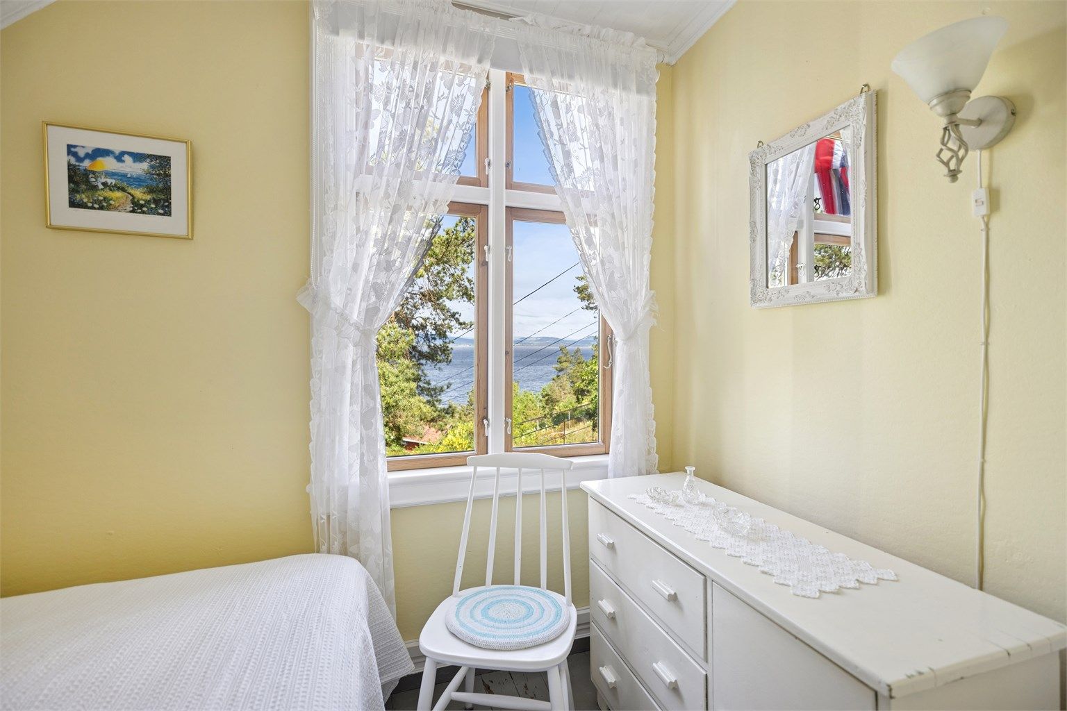 God plass til dobbeltseng, nattbord og garderobeskap