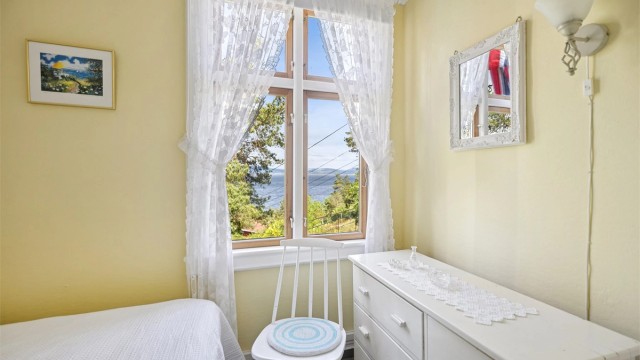 God plass til dobbeltseng, nattbord og garderobeskap