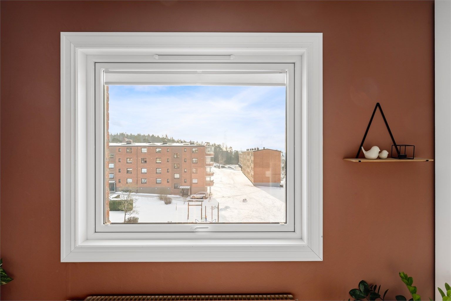 Hele leiligheten er utstyrt med nye vinduer med 2-lags glass fra 2021.