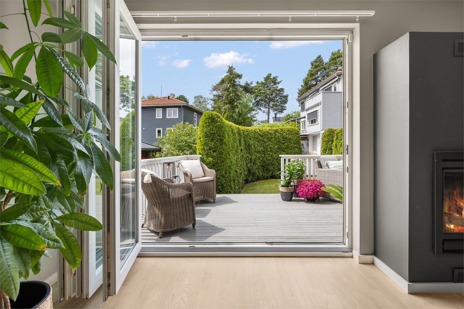 Stue/spisestue med gasspeis (tilkoblet felles nedgravet gasstank). Via stor foldedør er det utgang til vestvendt terrasse på ca. 17 kvm. og en liten hage (det er også en stor felles hage for de som ønsker mer plass til lek)