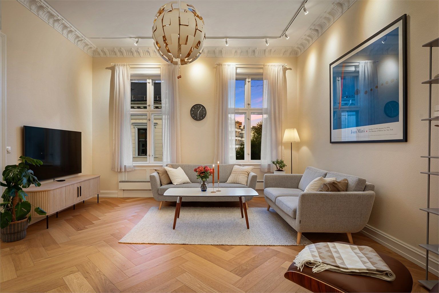 Det er fritt utsyn fra vindene, ingen blokk rett i mot.