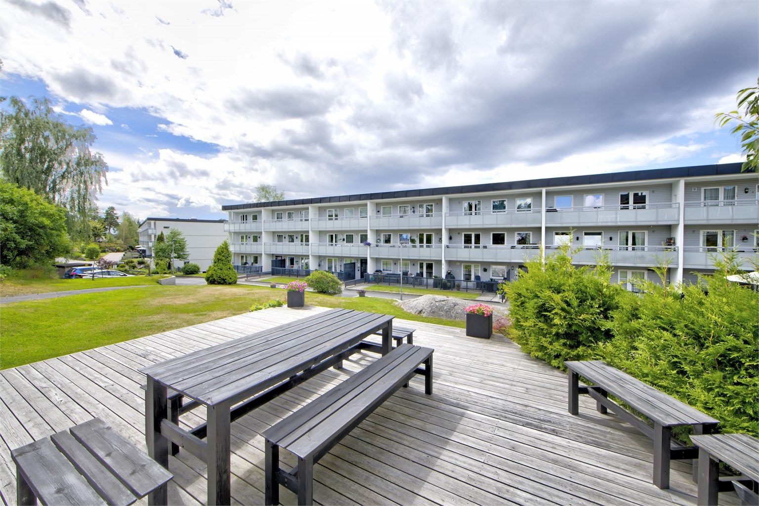 Pent opparbeidete fellesarealer med blant annet diverse sittegrupper, gressplen, beplantninger, m.m.