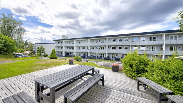 Pent opparbeidete fellesarealer med blant annet diverse sittegrupper, gressplen, beplantninger, m.m.