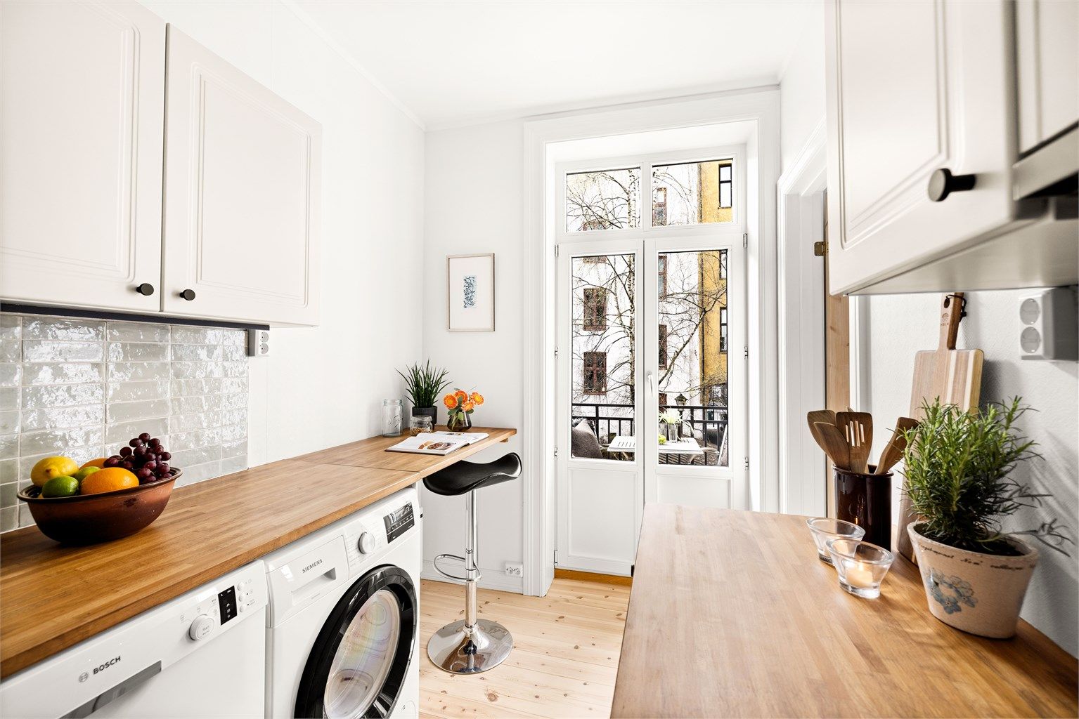 Utgang fra kjøkken til hyggelig balkong som vender ut mot bakgård. Foto:Isnitt