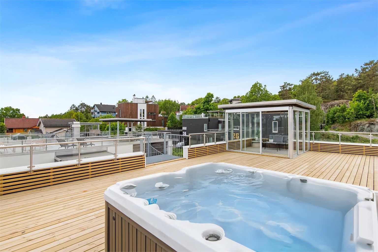  Fra takterrassen er det fin utsikt ut over nærområdet, og det er fint plass til hele familien på grilling og sommerhygge. 