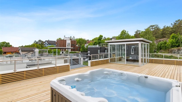Fra takterrassen er det fin utsikt ut over nærområdet, og det er fint plass til hele familien på grilling og sommerhygge.