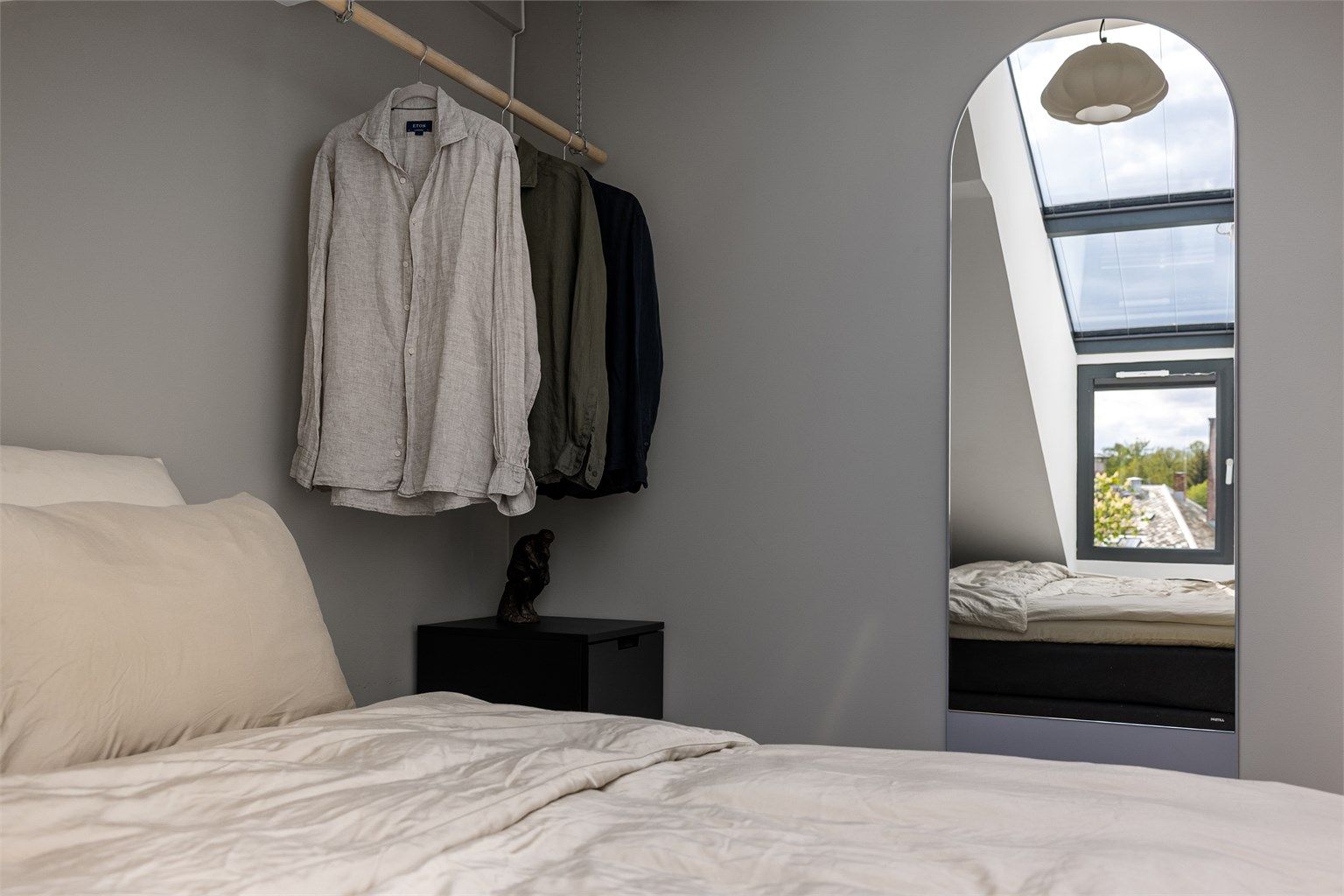 Rommet er smart utformet for å utnytte plassen under skråtaket.