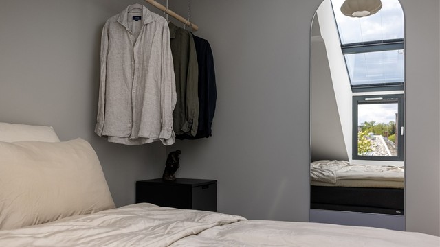 Rommet er smart utformet for å utnytte plassen under skråtaket.