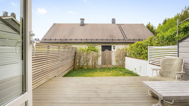 Terrassen fungerer som en forlengelse av stuen på varme dager.