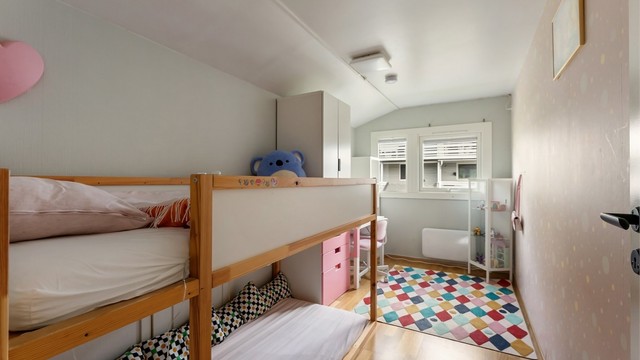 Lyst soverom med plass til køyeseng, egnet som barnerom.