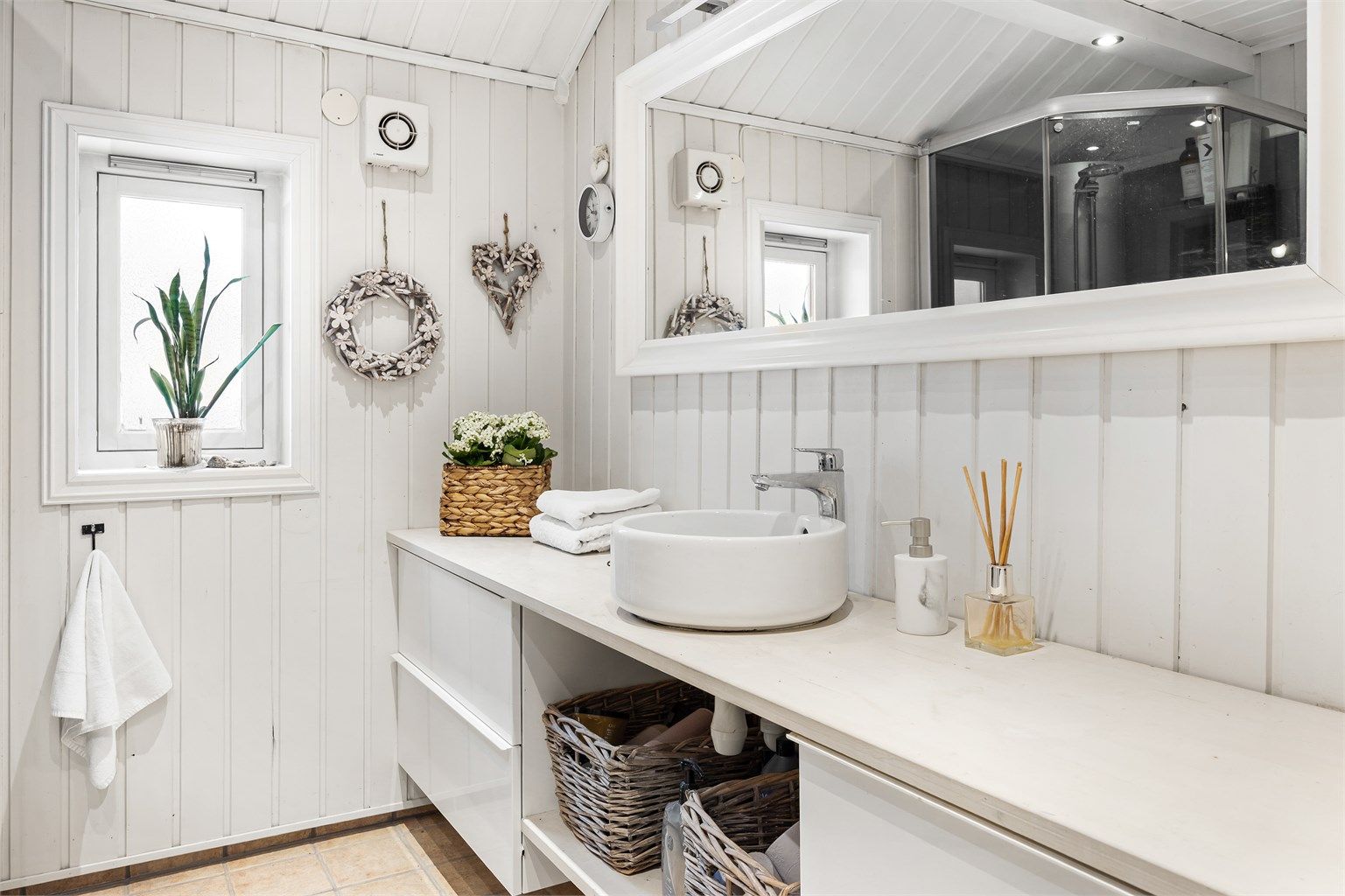 Toppmontert bolleservant og god oppbevaringsplass i skuffer under benkeplaten.