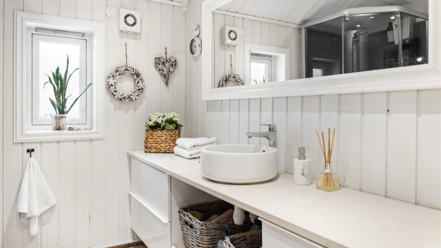 Toppmontert bolleservant og god oppbevaringsplass i skuffer under benkeplaten.