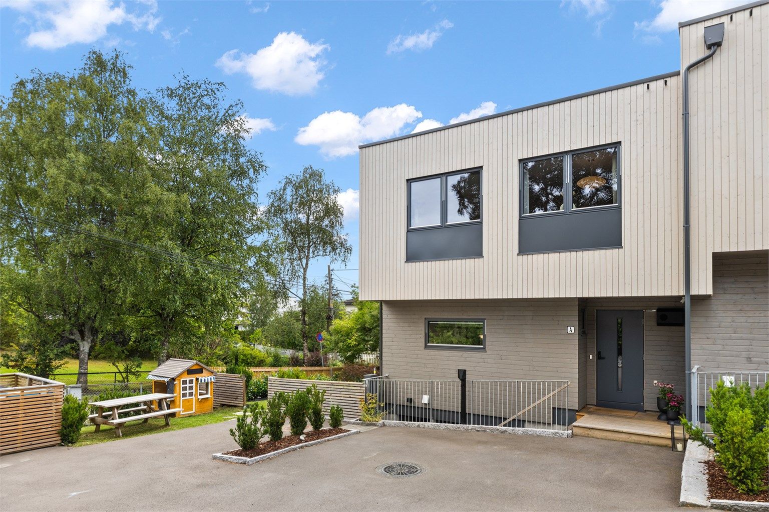 Enderekkehus med nydelig hage, 2 biloppstillingsplasser med lader og egen inngang til kjelleretasjen.