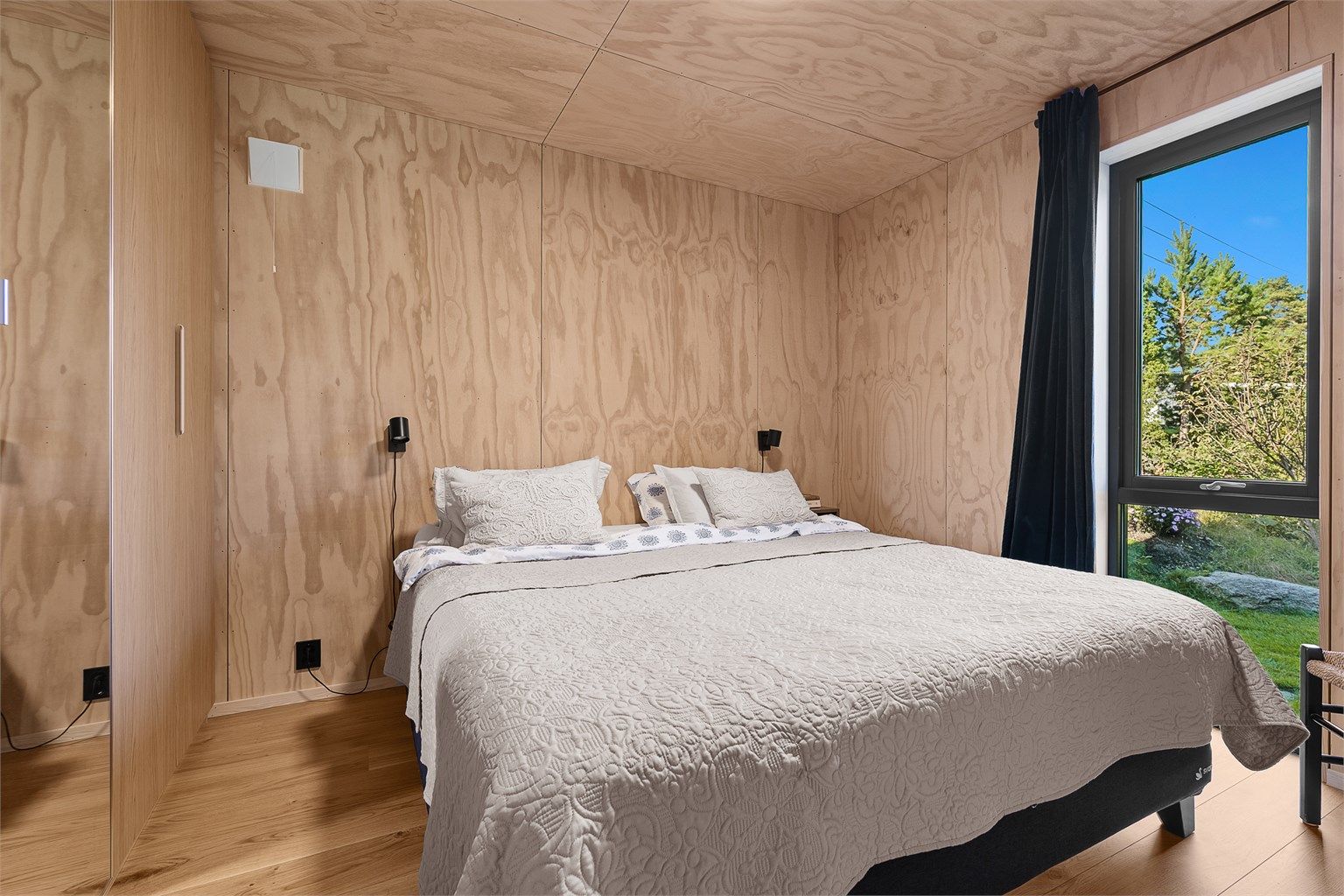 Etasjen inneholder tre gode soverom med en lun og rolig atmosfære. Vegger og tak er kledd med slette finerplater, og vinduene vender ut mot hagen.