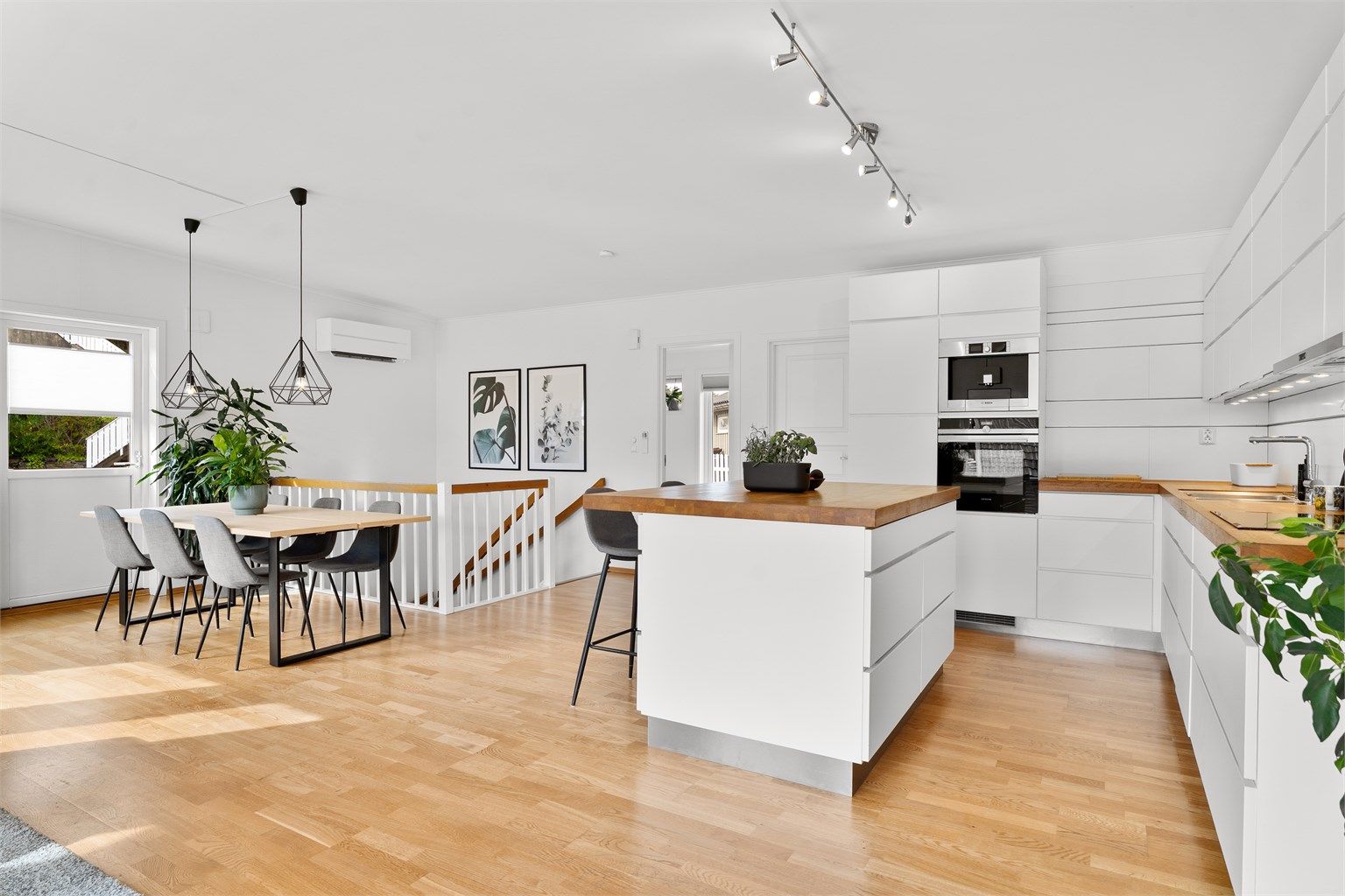 Åpen løsning som gir god romfølelse og et naturlig samlingspunkt