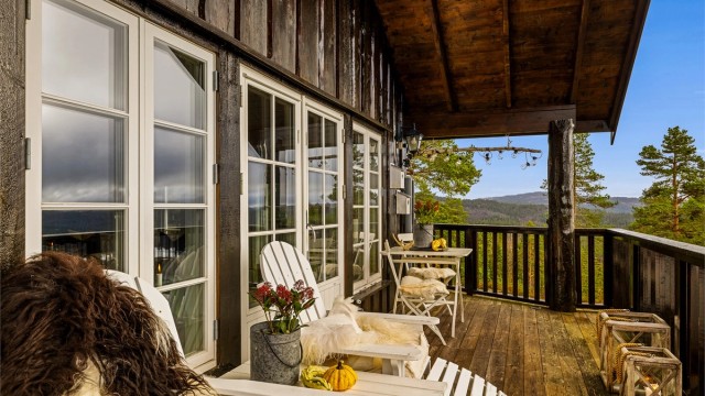 Takoverbygget gjør det enkelt å ha møbler stående ute hele året. Solide stokker som bærer overbygget gir hytta et barskt preg og står fint til kledningen.