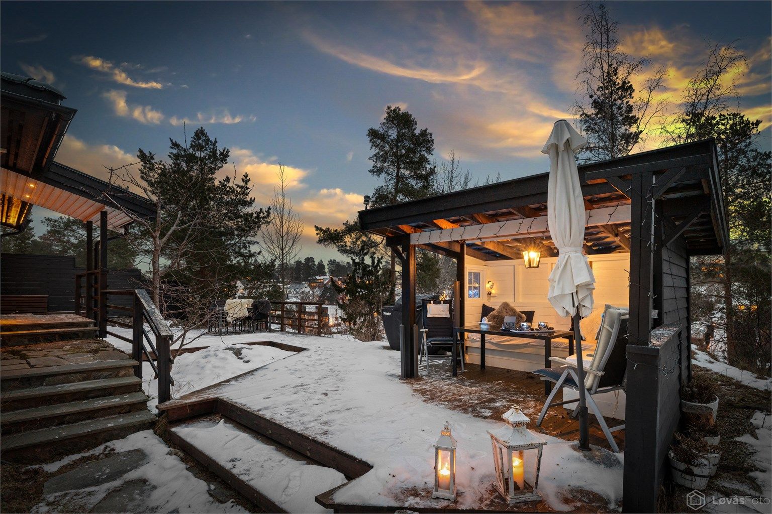 Eiendommen er stille og usjenert, med flere flotte uteplasser i naturskjønne omgivelser.
