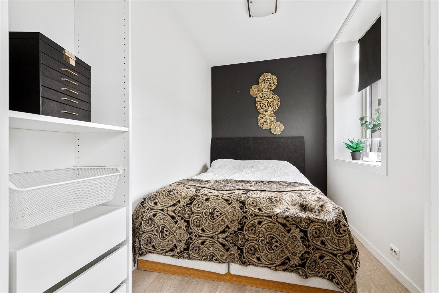 Soverom mot syd med åpen garderobeinnredning