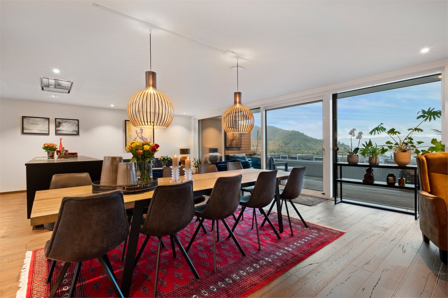 Fra spisestuen kan man nyte både gode måltider og flott utsikt