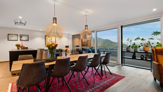 Fra spisestuen kan man nyte både gode måltider og flott utsikt