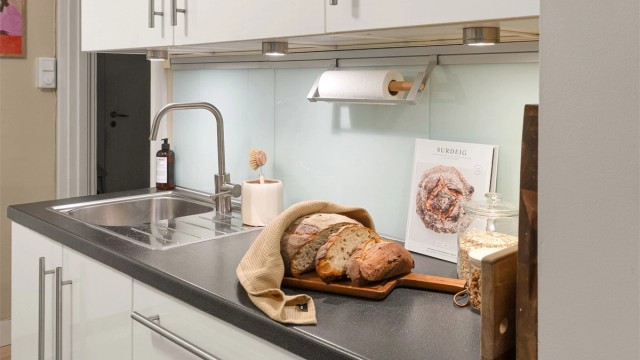 Kjøkkenet er i tillegg utstyrt med integrert induksjonstopp, stekeovn, oppvaskmaskin og kjøleskap, samt kullfilterventilator over koketoppen.