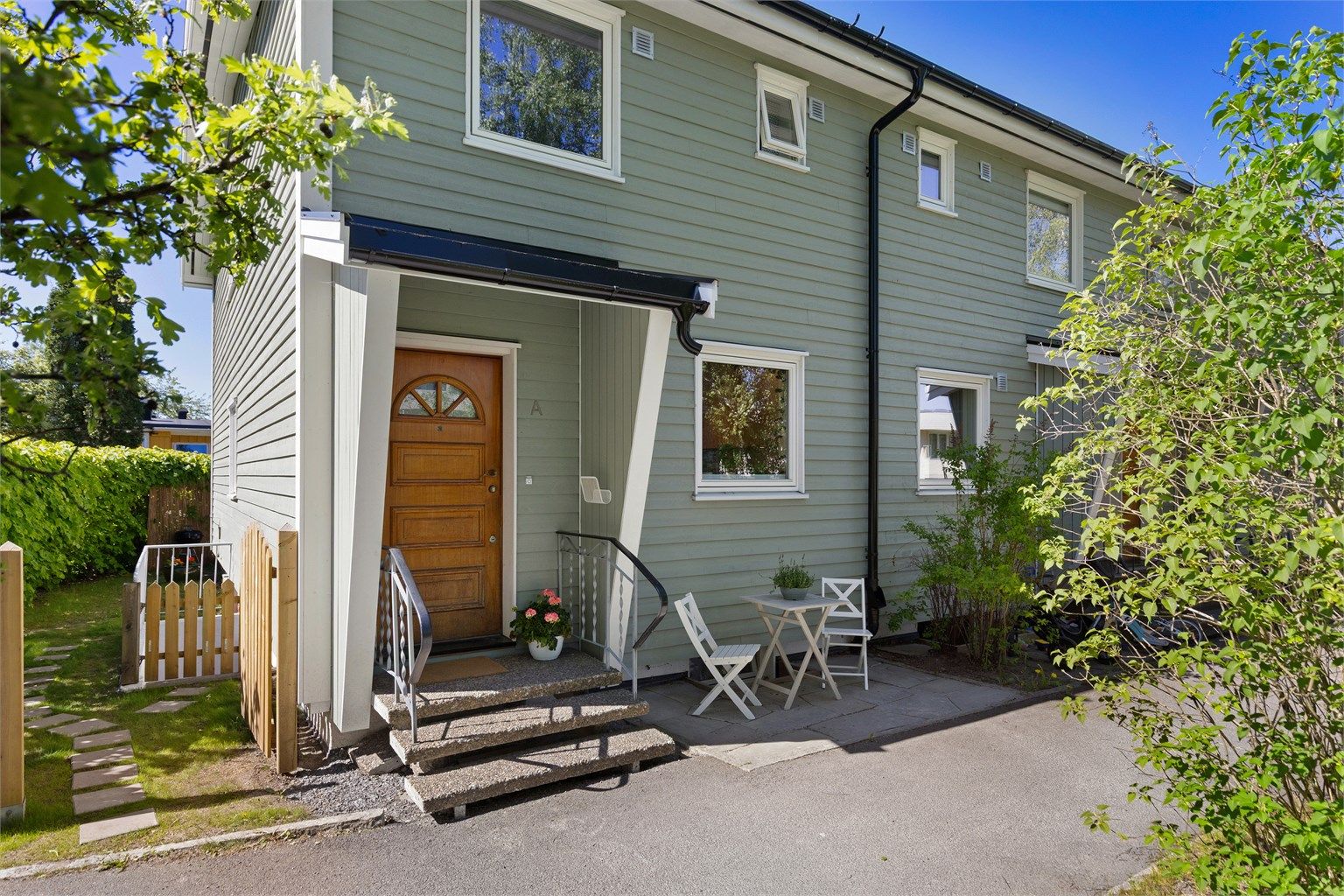 Velkommen til Hesteskoen 10A - Pent enderekkehus over tre plan med flott, barnevennlig beliggenhet på Kjelsås!