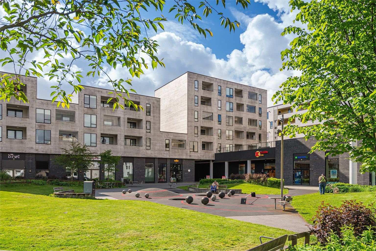 Leiligheten er beliggende på Storhaug, i Østre bydel, en kort gange fra Stavanger sentrum, i bygget 5 grader Øst. Området har vokst mye de siste årene og det er stadig i utvikling. En av de mest urbane og populære bydelene i Stavanger.