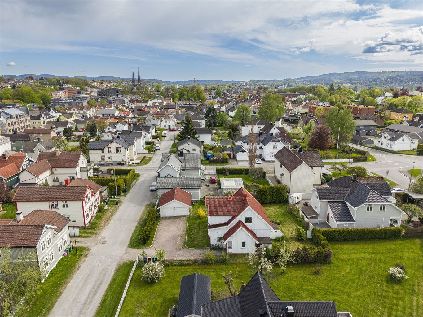 Boligen har fin opparbeidet hage, med dobbel garasje. 