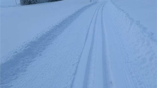 Eiendommen ligger meget idyllisk til både sommer og vinter. Perfekt for aktive barn og voksne (private vinterbilder tatt av eier)