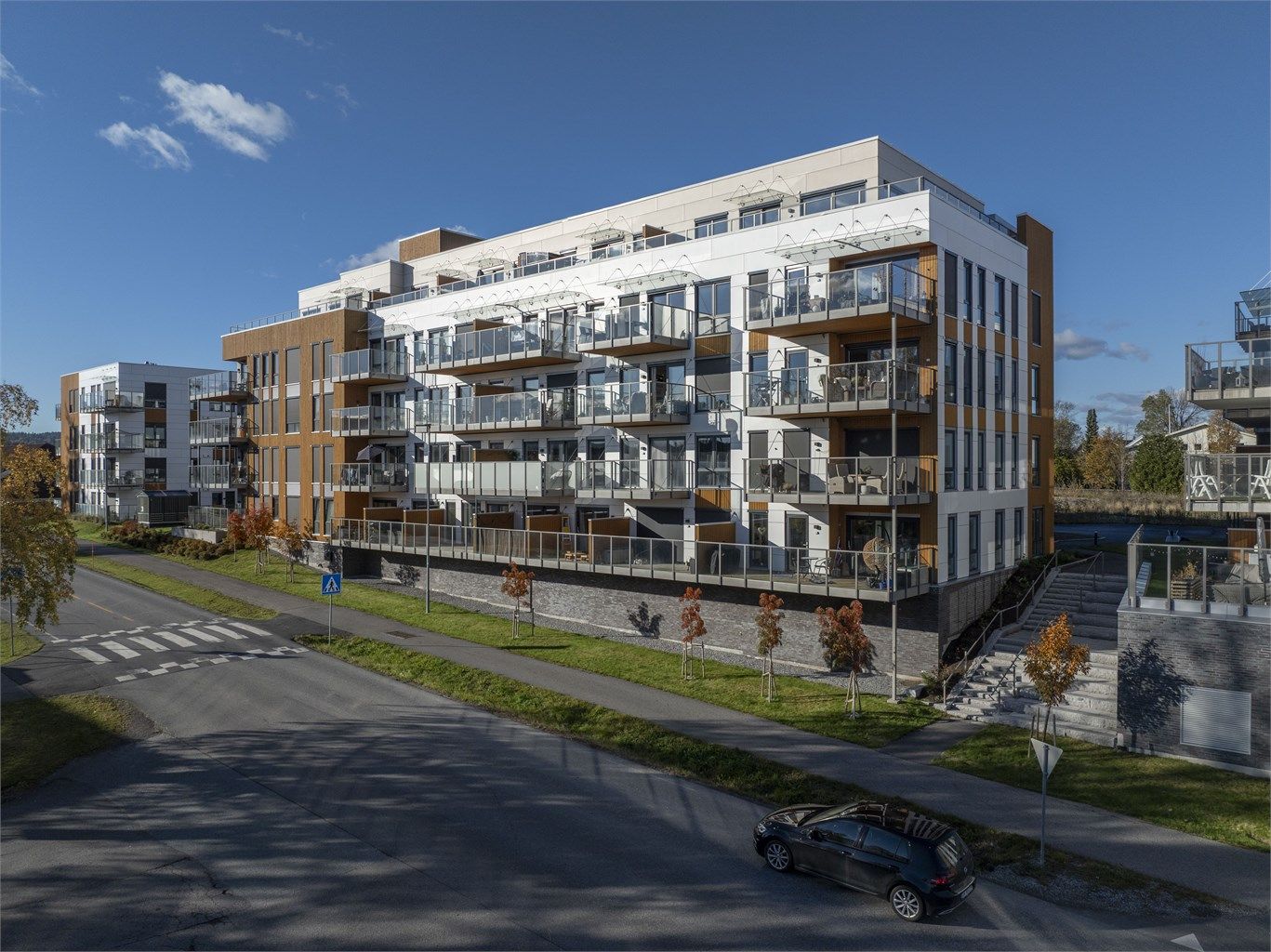 Bygget er fra 2021 og har en moderne fasade med en kombinasjon av fasadeplater og trepanel.