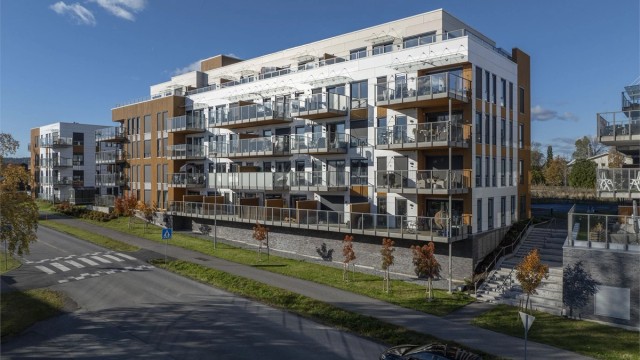 Bygget er fra 2021 og har en moderne fasade med en kombinasjon av fasadeplater og trepanel.
