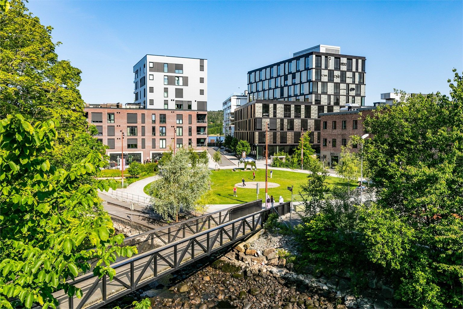 Langs Mosseelva er det anlagt en vakker grusgang med bugnende beplantning langs sidene. Det er også lagt ut flytebrygge der kajakk enkelt kan sjøsettes.