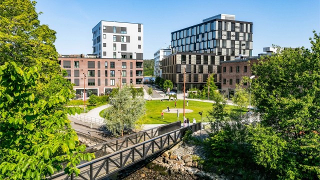 Langs Mosseelva er det anlagt en vakker grusgang med bugnende beplantning langs sidene. Det er også lagt ut flytebrygge der kajakk enkelt kan sjøsettes.
