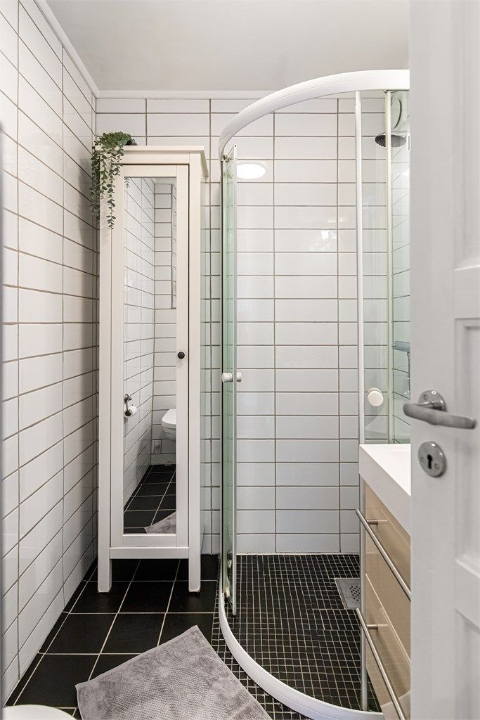 Badet har fliser på gulv og vegger, elektriske varmekabler og dusjhjørne.